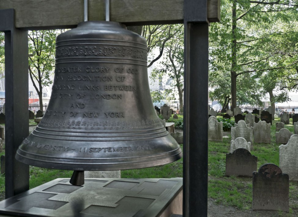 Gedenkglocke fuer den 11. September auf dem historischen Friedhof.