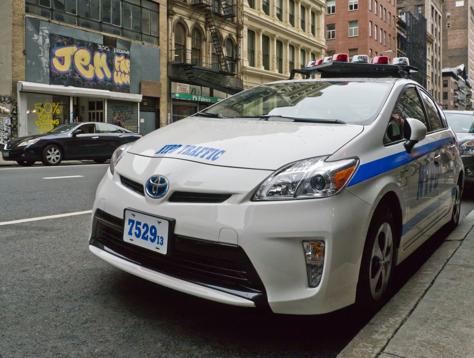 Der neueste japanische Toyota Prius (Hybrid) als Dienstwagen der New Yorker Polizei.